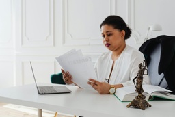 Consulta profesional con estudio de documentación